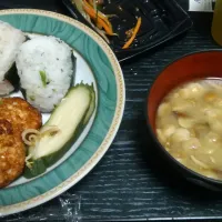 おにぎり定食？(なすの酢漬け、漬物、豆腐ハンバーグ、きのこの味噌汁)|平野 ゆみこさん