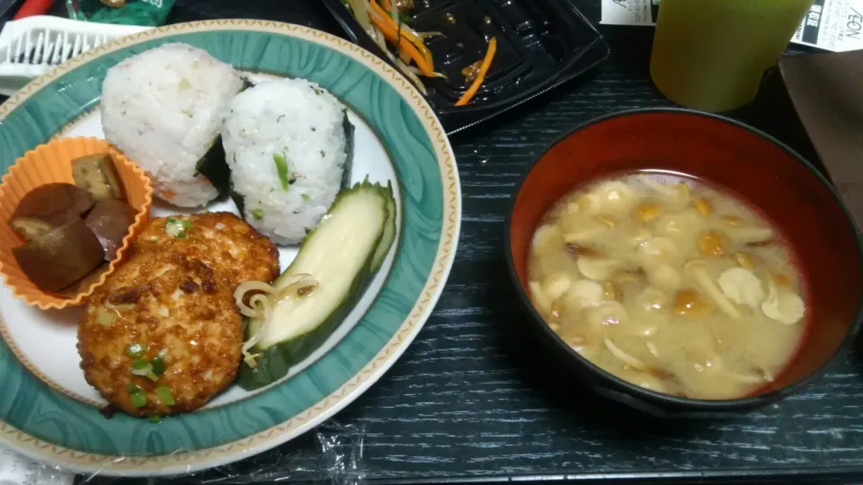 おにぎり定食？(なすの酢漬け、漬物、豆腐ハンバーグ、きのこの味噌汁)|平野 ゆみこさん