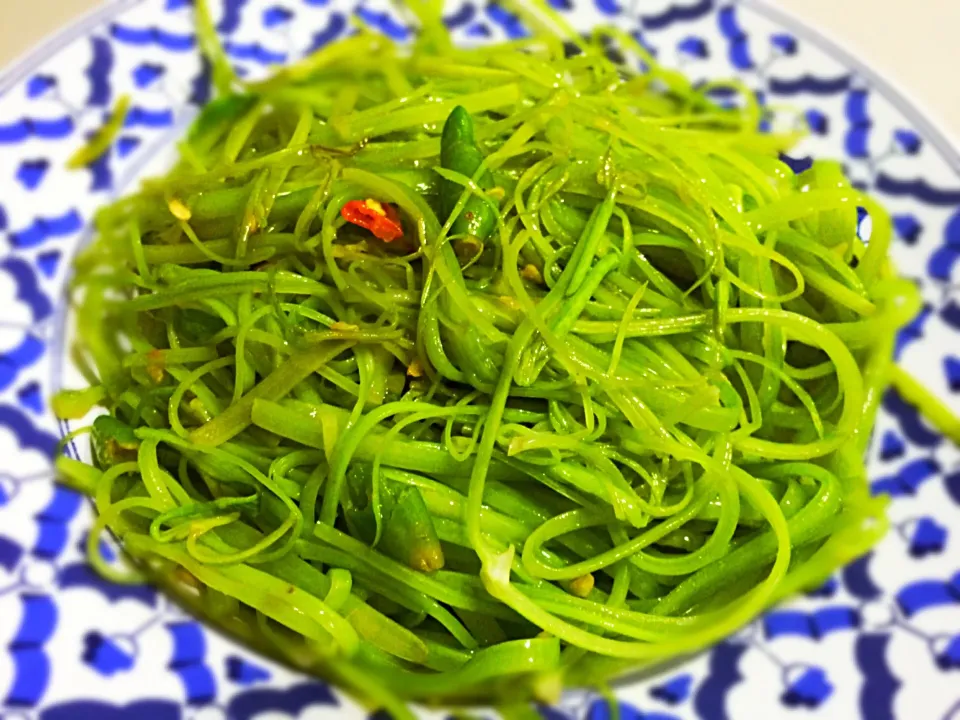 Stir fried morning glory🌱|Issara. 🍴さん