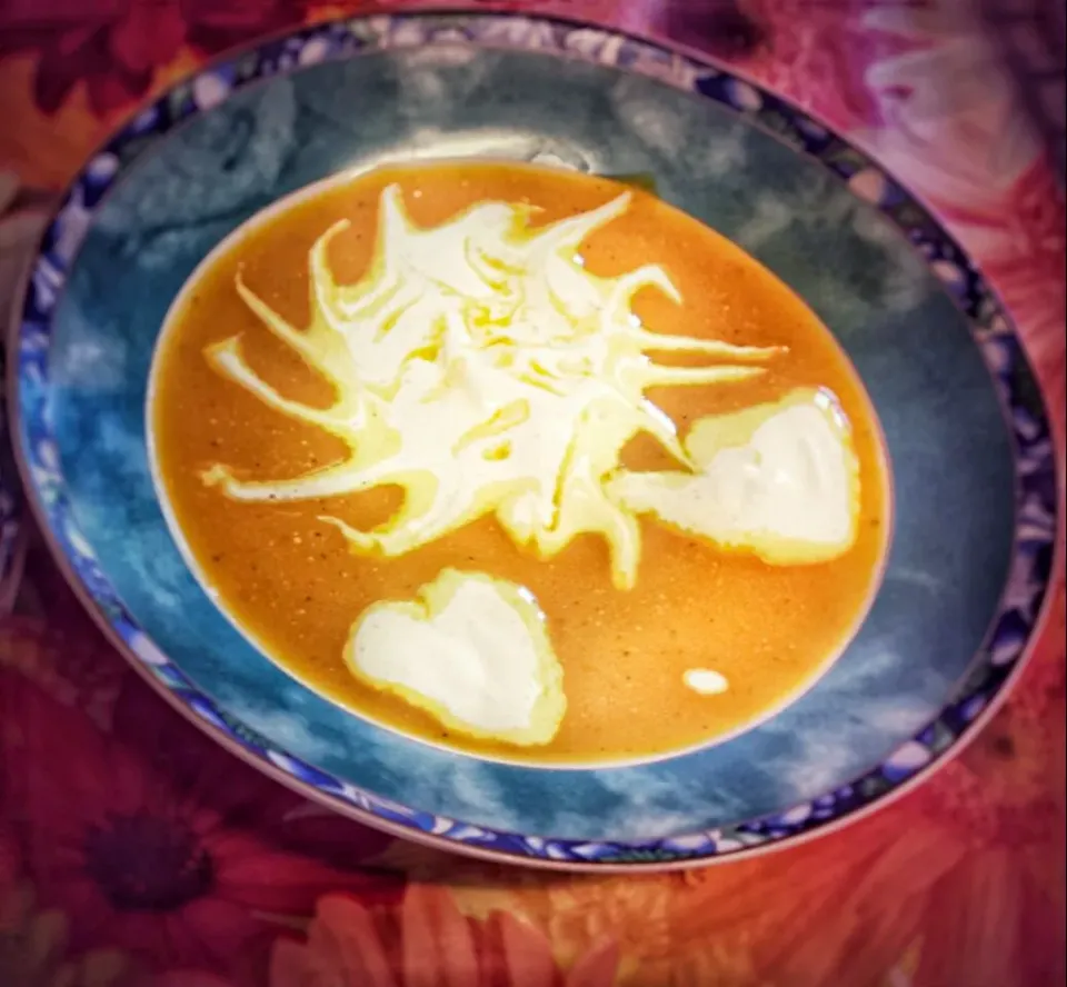 Snapdishの料理写真:pumpkin soup with cream face 😊|Najeskaさん