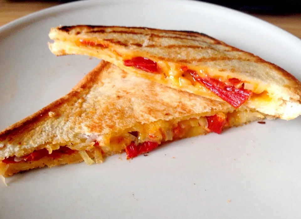 Sharp cheddar grilled cheese with onions and sun dried tomatoes|Emmaさん