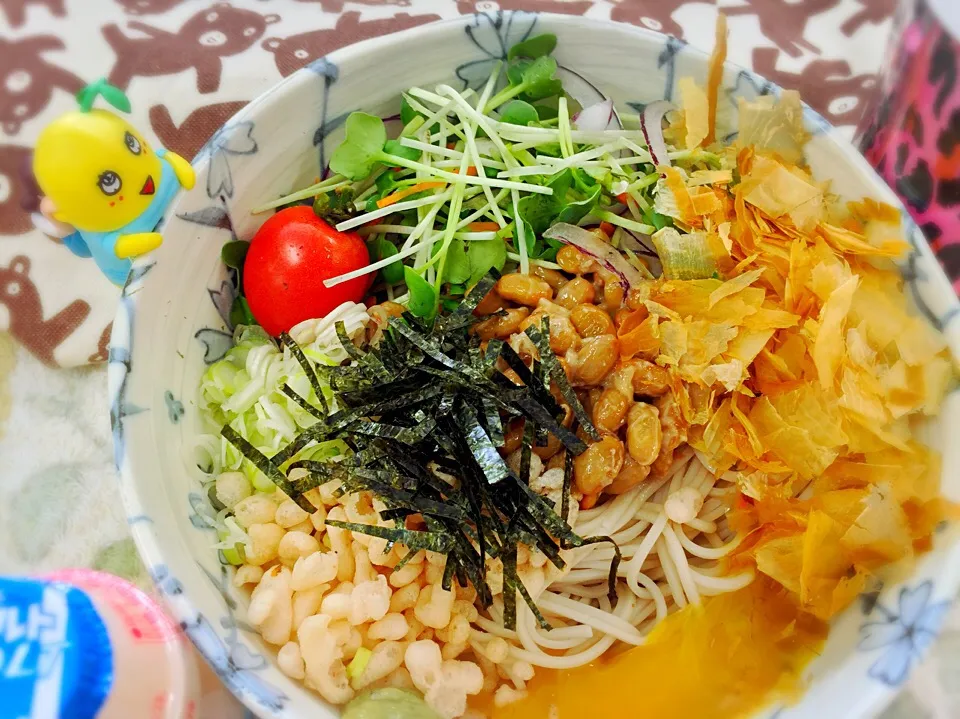 地元老舗蕎麦屋さん風・冷かけ納豆蕎麦お弁当♪(黄身破壊w)|桃実さん