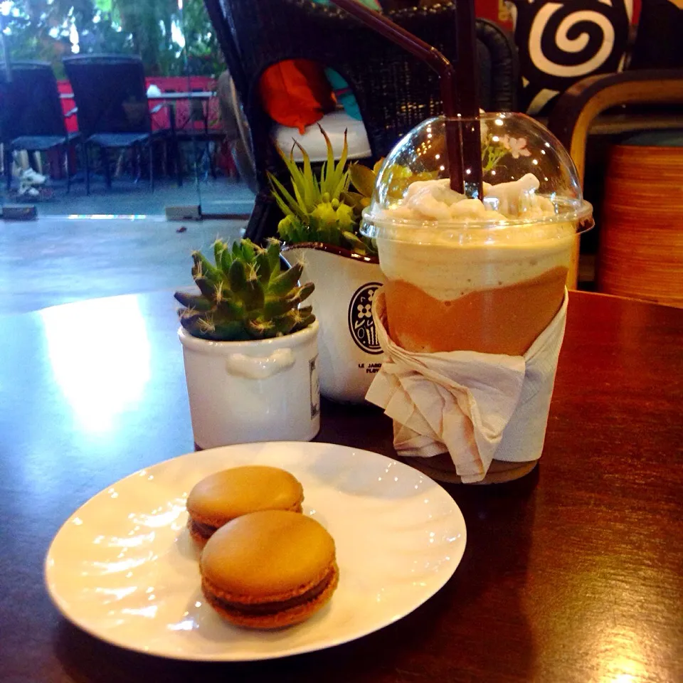 ☕️ Latte N' Dark Chocolate Macaron 💖|pimonpakさん