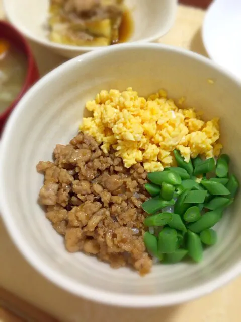 鶏そぼろの三色丼|しゅうさん