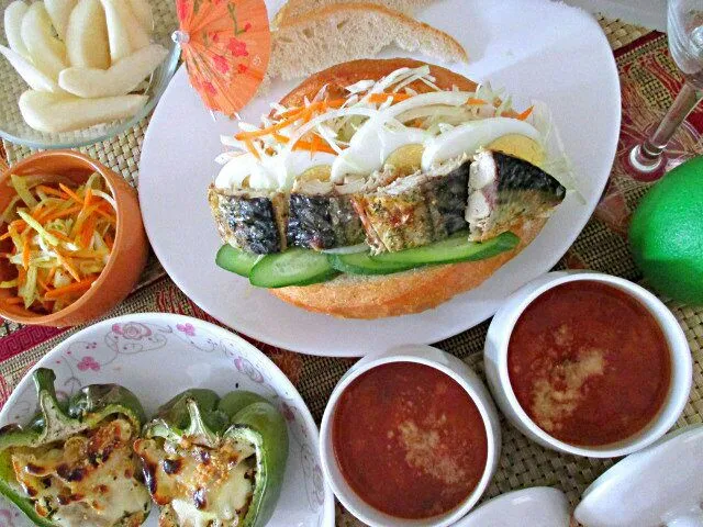 タモリさんレシピで😎トルコ名物サバサンド(Mackerel sandwichs)ぼふっ! ボルシチとパプリカップグラタン🍸|ふかرさん