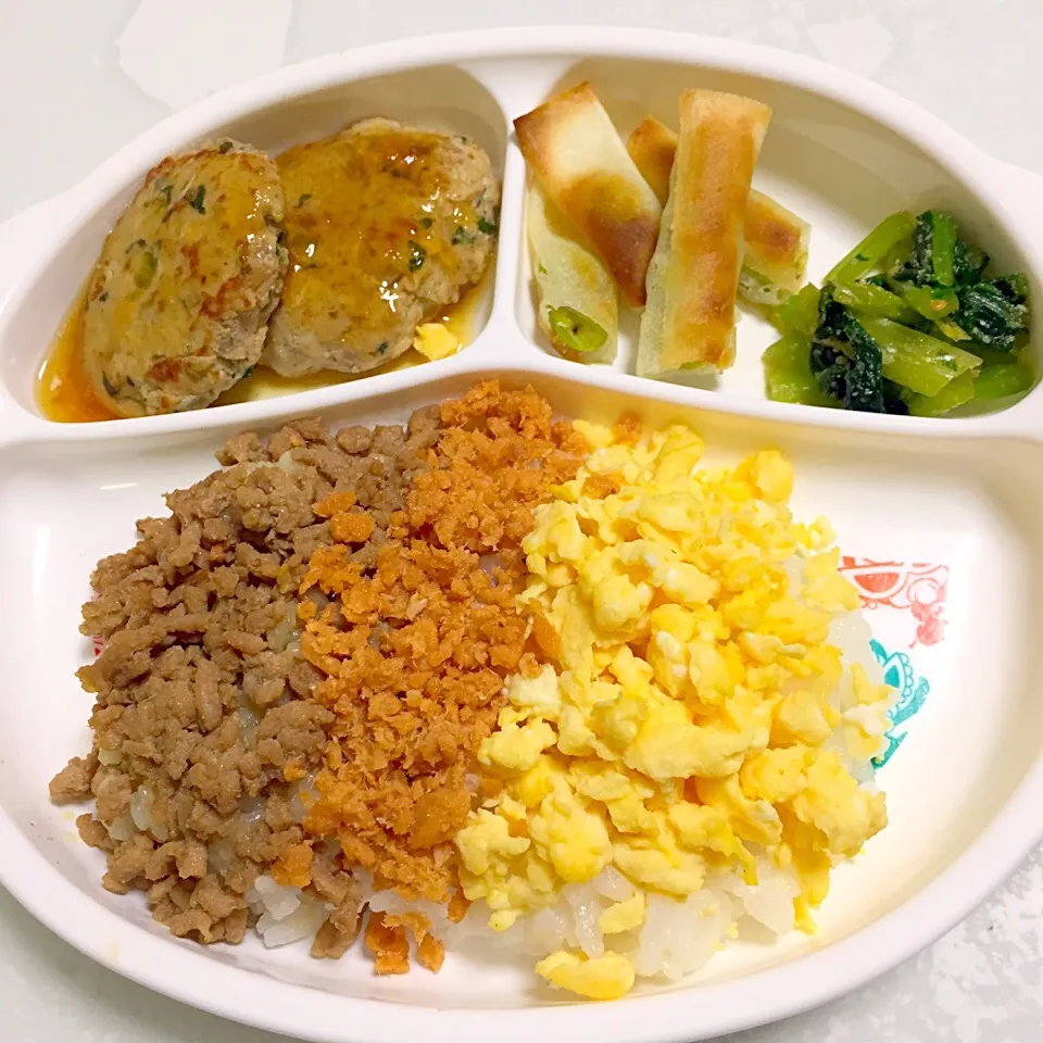 Snapdishの料理写真:息子ごはん♡三色丼♡小松菜入り和風あんかけハンバーグ♡枝豆あげ♡小松菜ごまあえ♡|湊叶ママさん