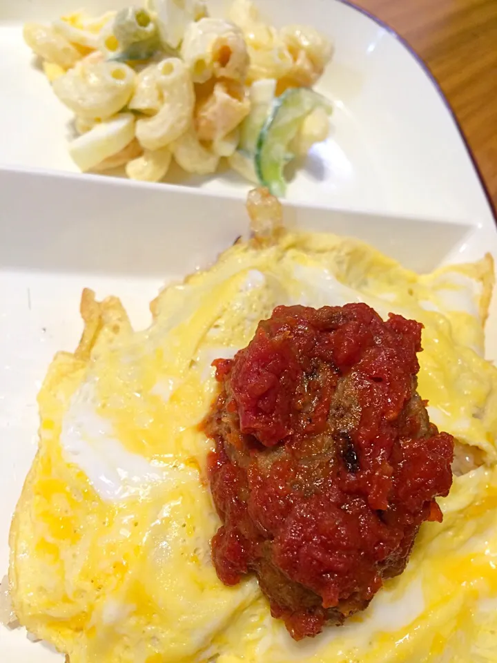 ハンバーグonオムライス🍳煮込みハンバーグのリメイクでした。|pigmegさん