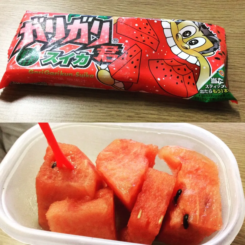 ガリガリ君スイカ🍉味〜🍉スイカと一緒に食べるとなお美味しい😋|アライさんさん