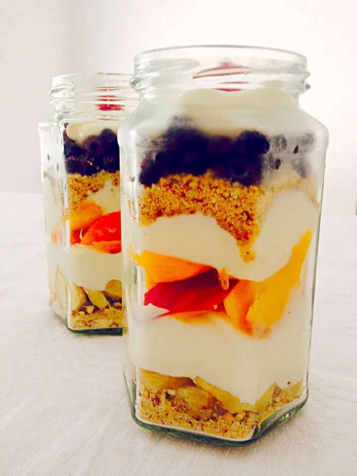 Layers of crushed nuts, friuts and greek yoghurt with honey.|Nina Maurovičさん