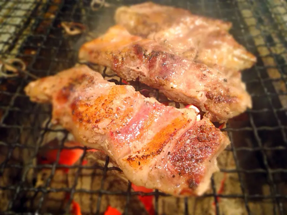 豚肉の串焼き 
豚のランプとバラ肉をハーブでマリネして、炭火でじっくり焼きました！|ホッシーさん