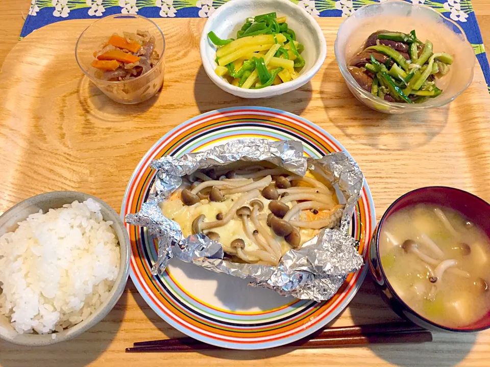 切干し大根煮、ピーマンジャガ炒め、冷し茄子の冷奴、シャケのホイル焼き✧*|Makiさん