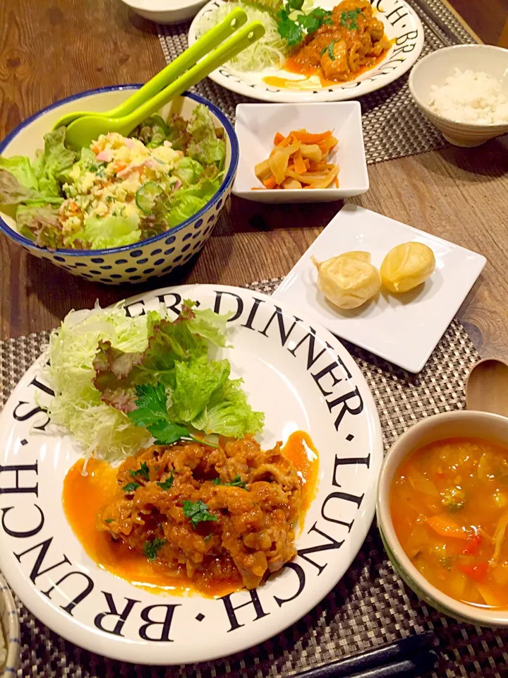 Snapdishの料理写真:今日は洋食メニュー🍴✨ポークチャップ、マカロニポテトサラダ、ミネストローネスープ、丸ごとにんにく、昨日の残りのレンコンのきんぴら💛|まみりんごさん