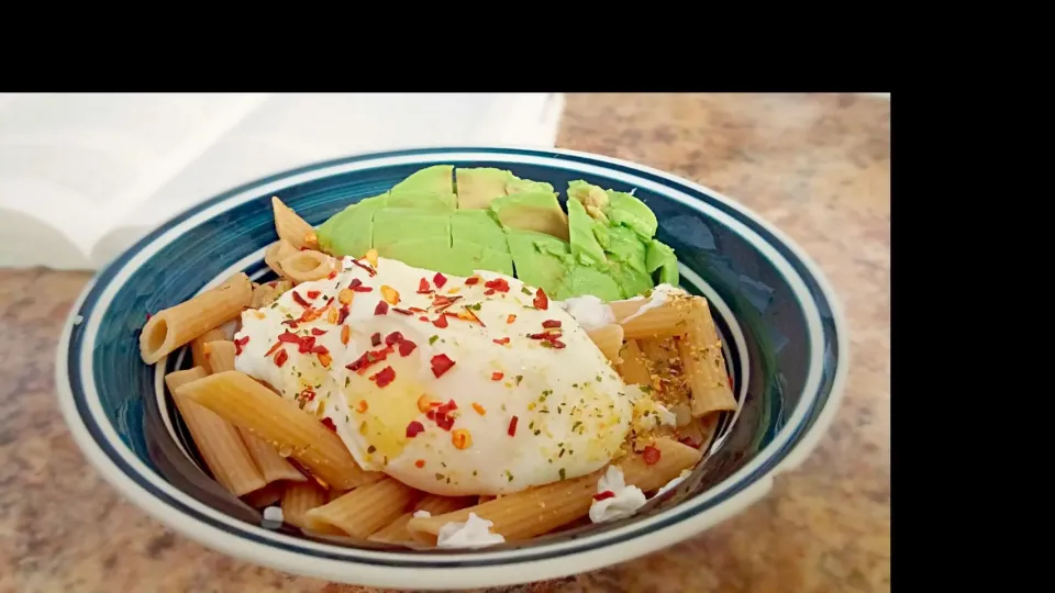 Snapdishの料理写真:#sautéed #pasta with poached #egg and avocado. #healthy #lunch|Malis Vannaさん