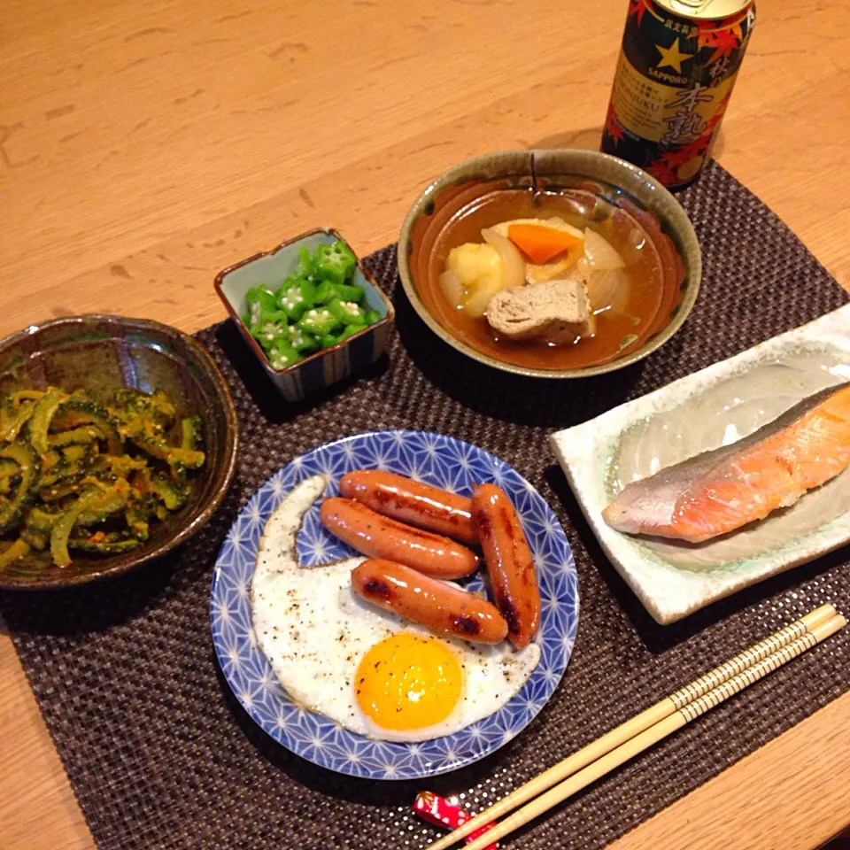 目玉焼きウインナー、塩鮭、ゴーヤの辛味噌炒め、オクラ、がんもの煮物|Mikiさん