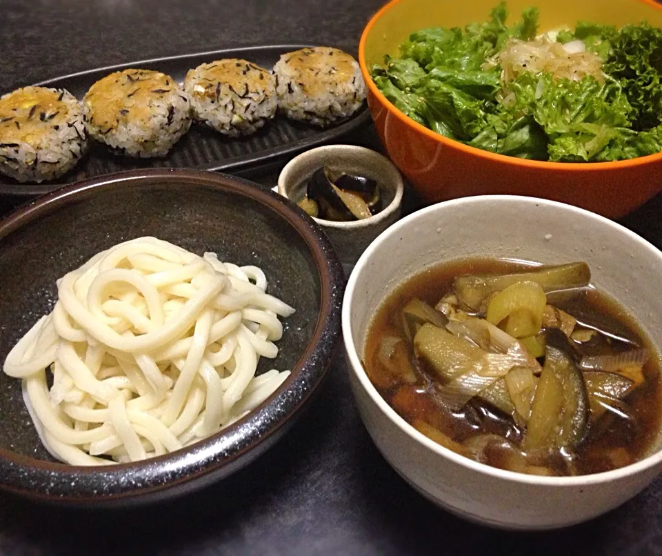 晩ごはん なす汁うどん ひじき入り焼きおにぎり サラダ|ぽんたさん