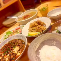 Snapdishの料理写真:麻婆豆腐、鶏の唐揚げ、冬瓜のそぼろ餡かけ、タコときゅうりの酢の物、豆腐のサラダ、冷やし汁|tomomiさん