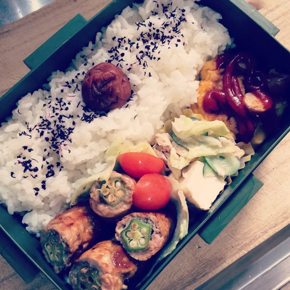 ♡ダンナ弁当♡  ☺︎オクラ肉巻き  ☺︎厚揚げ、きゅうり、キャベツ、ツナのサラダ  ☺︎スクランブルエッグ|Naaさん