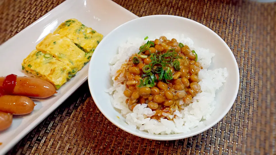 Snapdishの料理写真:200投稿目は★angiee♡さんの甜麺醤で食べる納豆ご飯 ♪で朝ごはーん😌✨⤴|ひろすけさん