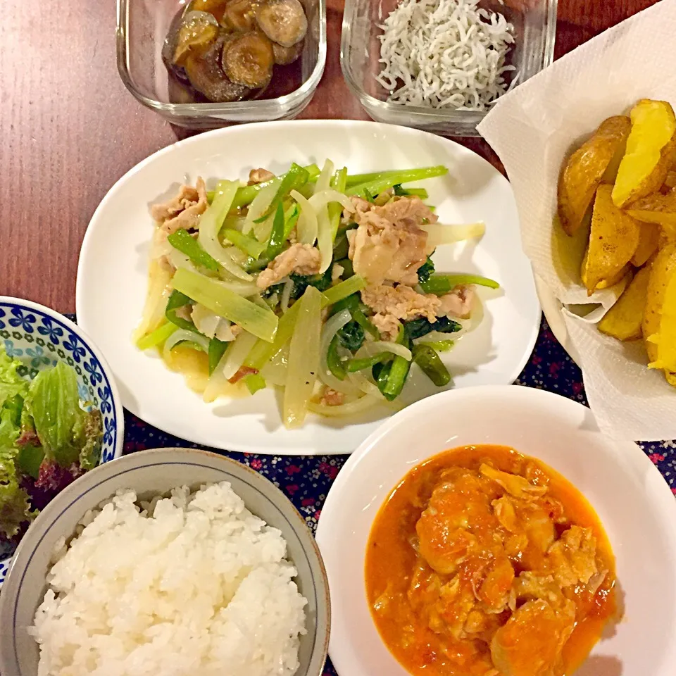 Snapdishの料理写真:8/28 夕飯
チキンカチャトラ
豚と小松菜の野菜炒め
ポテトフライ
サニーレタスのサラダ|りょーままさん