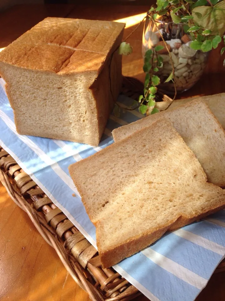 人生2回目の角形食パン🍞 全粒粉と煎り玄米粉入り茶色ミルクパン❤️|Hollyさん