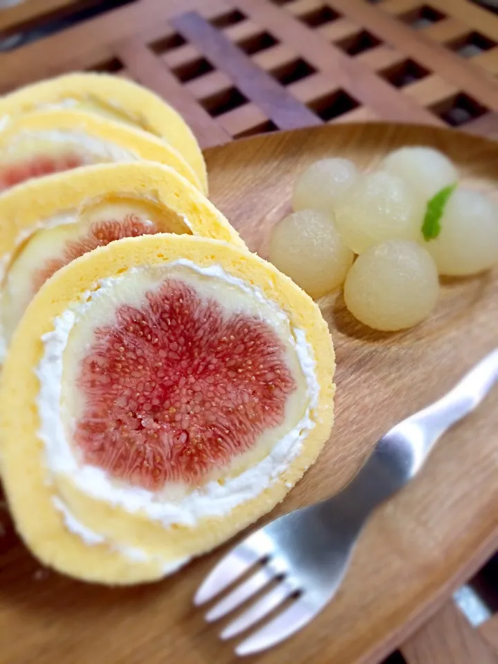 いちじくロールケーキ♪  梨のコンポート添え♡夏の終わりのフルーツハーモニー😋|あまねこ🌿さん