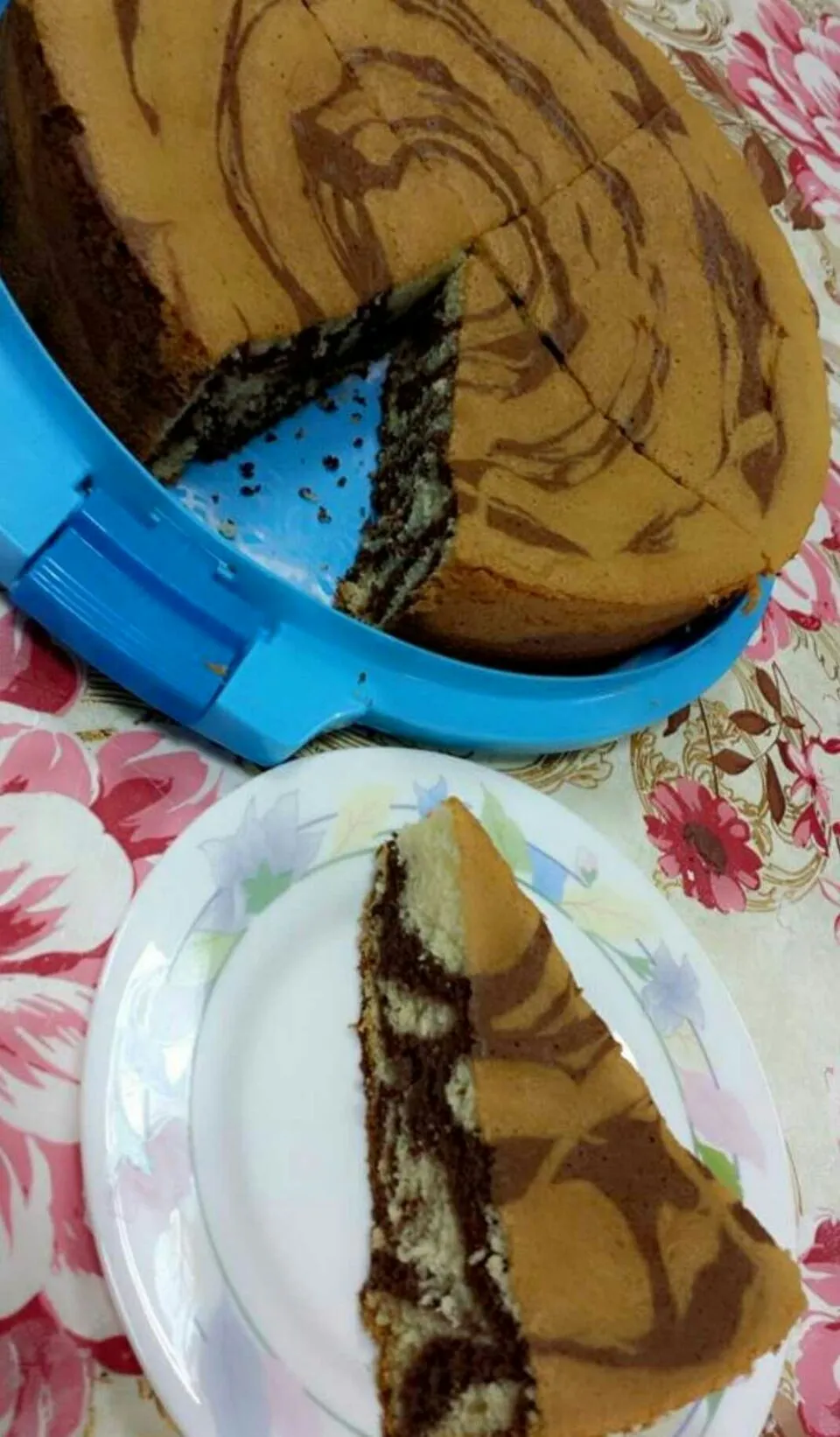 Marble Chiffon Cake
Ingredients
8 eggs, separated
2 tbsp cocoa powder
1- 1/2 cups sugar, divided
water to dissolve the cocoa powder
2 cups all-purpose flour
2 t|Sofie's Kitchenさん