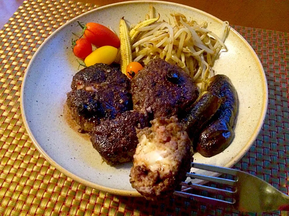 Cheese in Hamburger steak w/Red wine sauce🔥ﾁｰｽﾞ ｲﾝ ﾊﾝﾊﾞｰｸﾞｽﾃｰｷ 赤ﾜｲﾝｿｰｽ|🌈Ami🍻さん