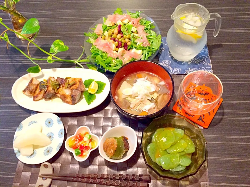 Snapdishの料理写真:今夜はブリのわさび醤油漬け揚げ、豚汁、刺身蒟蒻、豆豆生ハムイタリアンサラダ、彩り野菜塩麹漬け、デザートの梨です。|かれんさん