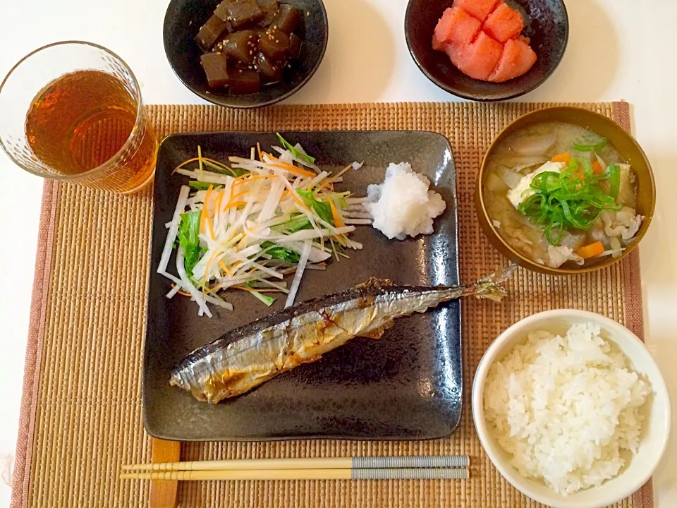 Snapdishの料理写真:Japanese oneplate 焼き秋刀魚、大根水菜サラダ、蒟蒻のピリ辛煮、具沢山豚汁|Jessy♡さん