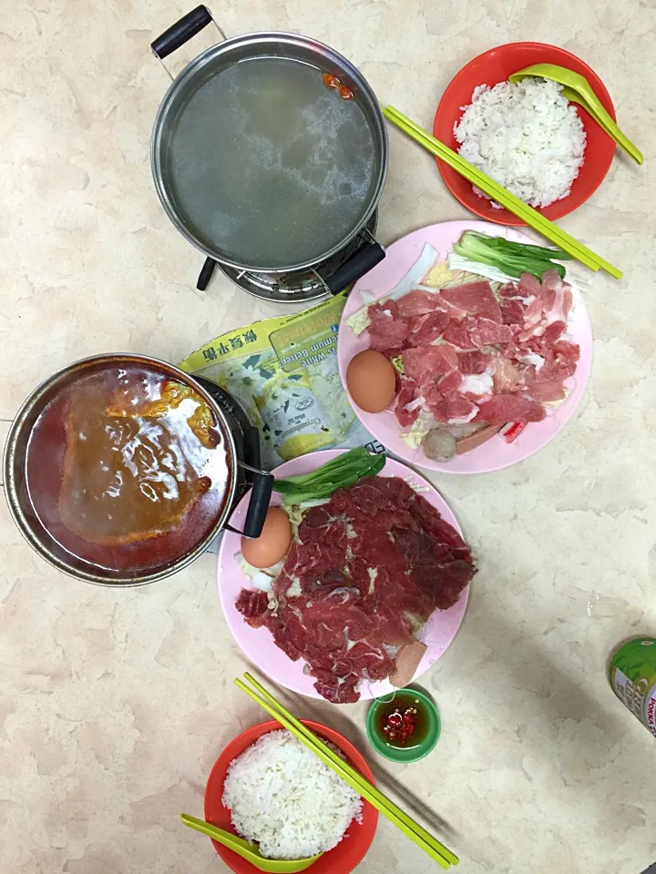 Tom Yam and Clear Soup base Mini Steamboat with Beef and Pork|Vincent Hoさん