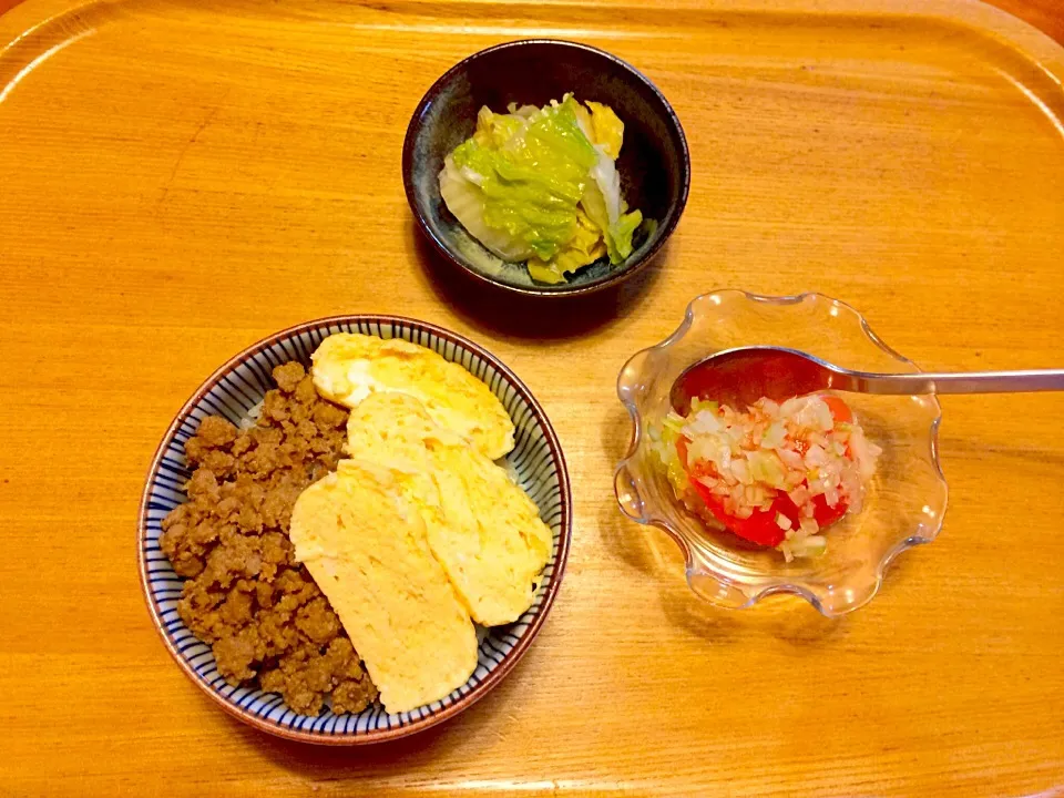 あり合わせ夕食は二色丼、トマト玉ねぎサラダ、白菜漬け|yuyusuzuさん