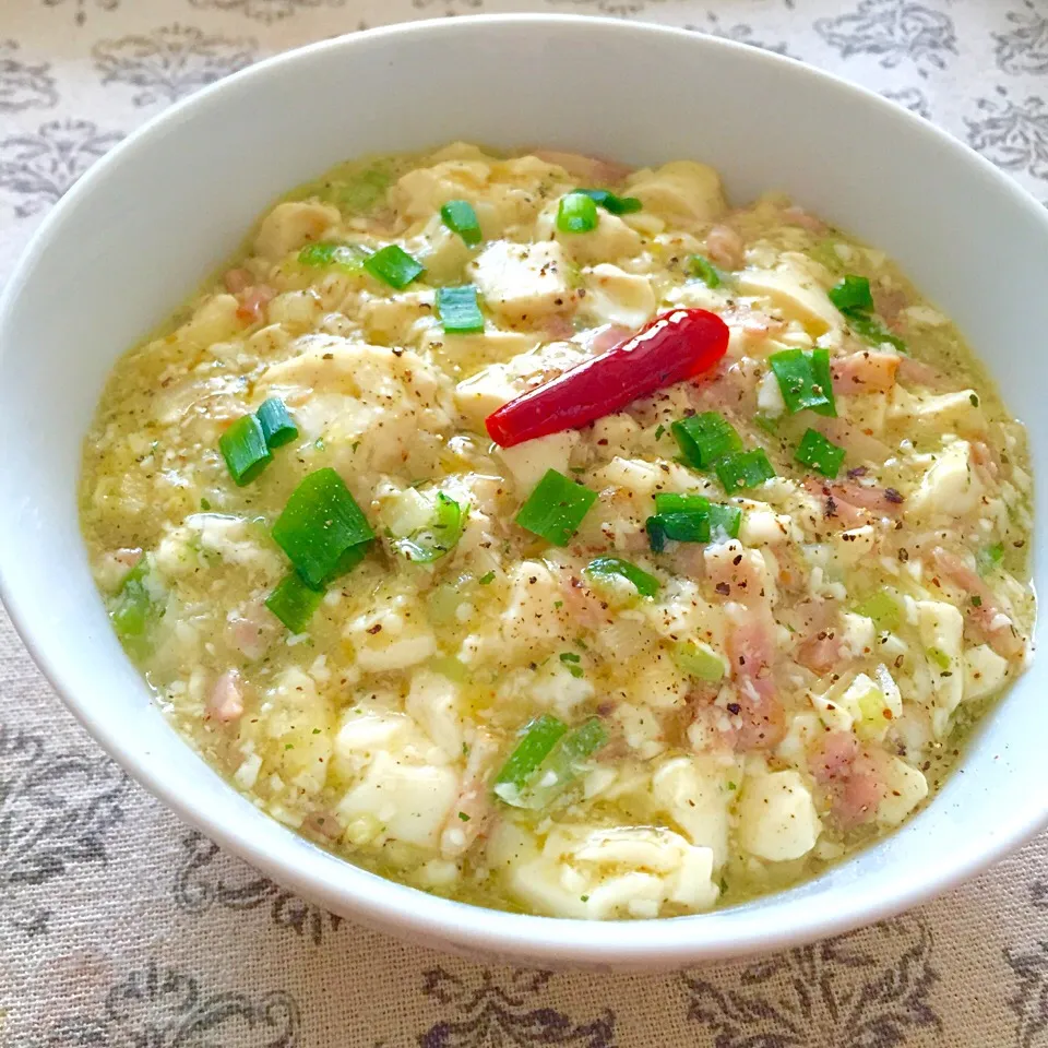 豆腐とベーコンとネギのペペロンチーノ風あんかけ丼|カウンター嬢さん