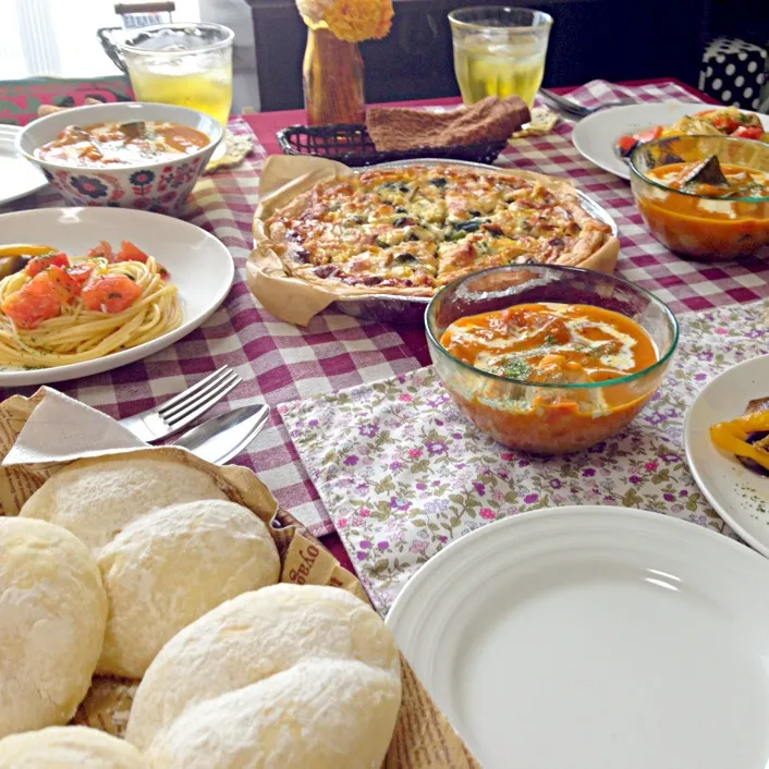 Snapdishの料理写真:ハイジの白パン、キッシュ、トマトの冷静パスタ、カボチャと鳥肉のトマトクリーム煮🍝🍅|MAMIさん