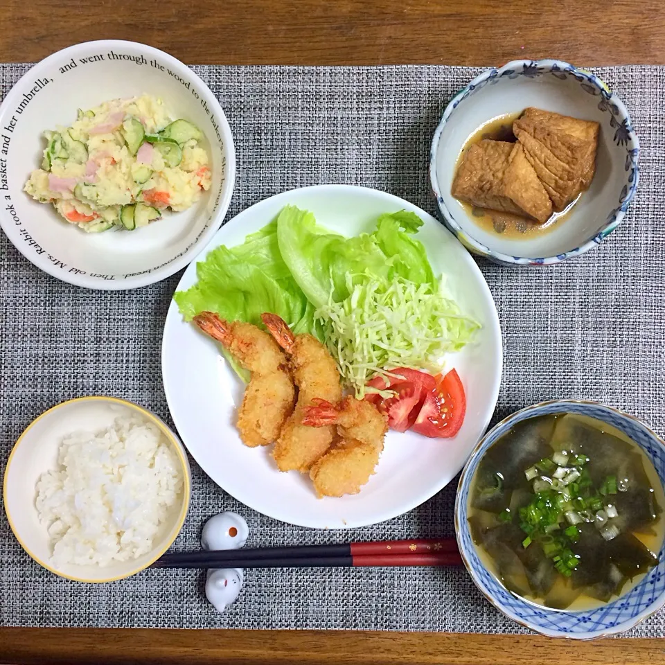 27.8.29 海老フライ、レタスキャベツトマト、ポテトサラダ、厚揚げ、わかめの味噌汁、ご飯|ponhoppelさん