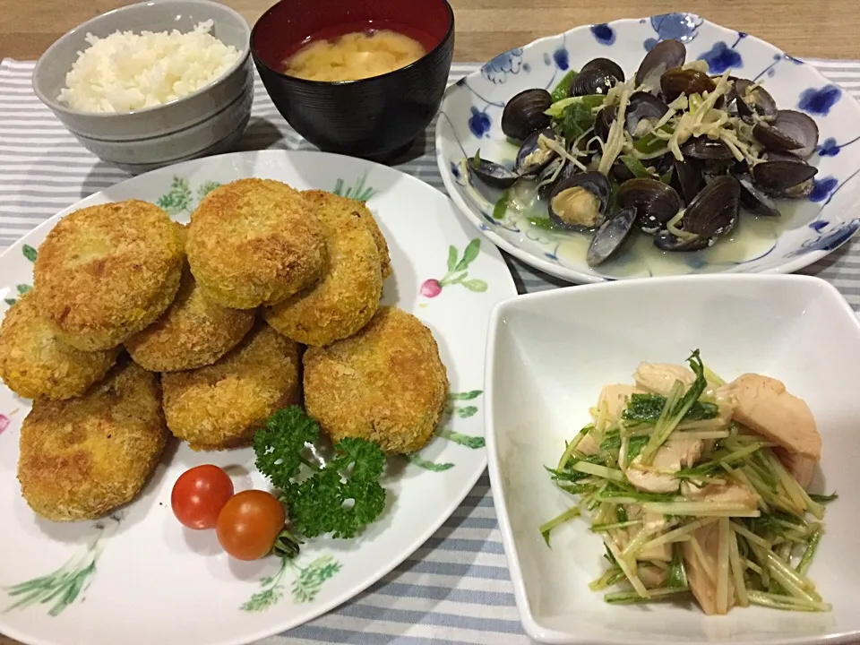 実家のカボチャでコロッケ・エノキとネギとしじみワイン蒸し・胸肉と水菜のピリ辛ポン酢和え・豆腐と白菜の味噌汁|まーままさん