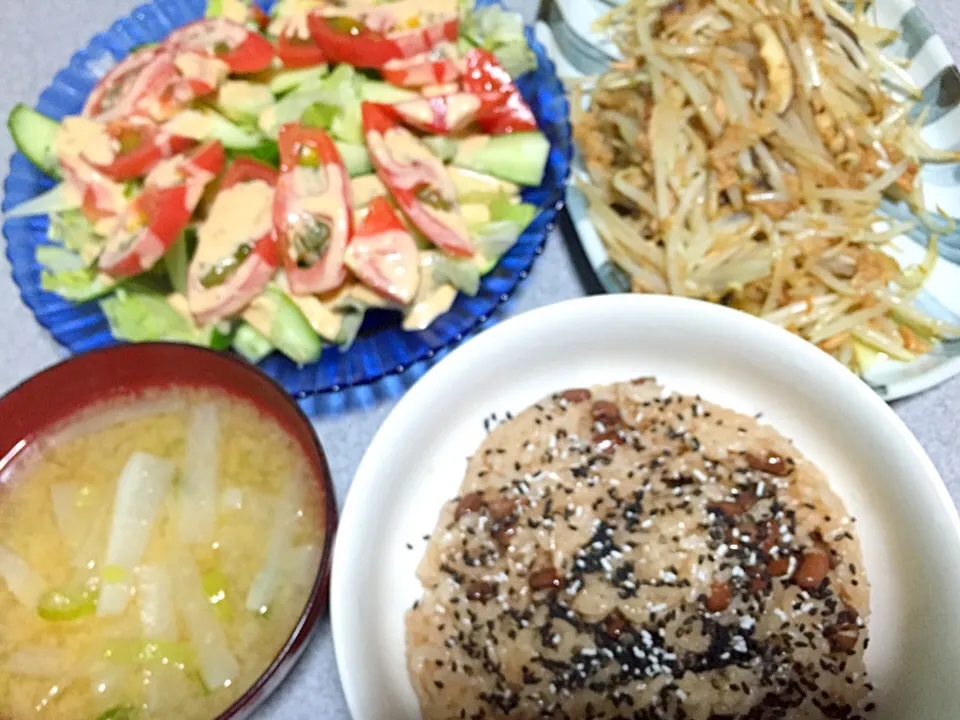 ささぎ茹でからの手作り赤飯、シーチキンもやし椎茸マヨネーズ醤油炒め、野菜サラダ、大根ネギ味噌汁|ms903さん