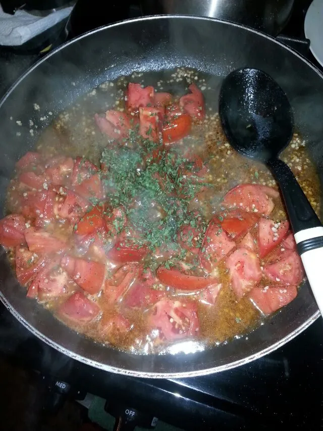 sautéing up some fresh native tomatoes with evoo, parsley, and tuns if garlic!!|Polly Gelfusoさん