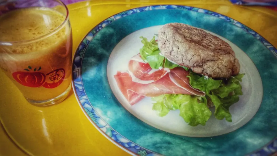 healthy selfmade prosciutto sandwich 
(5 - corn bread) and fresh pressed orange juice
 #sandwich
 #prosciutto|Najeskaさん