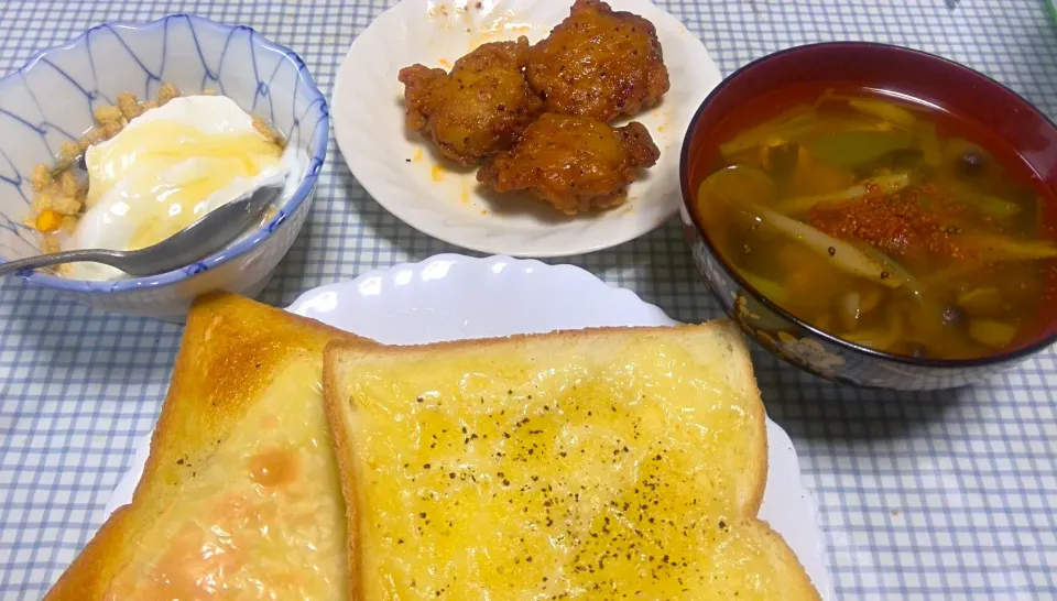 二種のトーストで、朝ごパン
スパイシーチキン、味噌汁、ヨーグルトグラ|sakumaさん