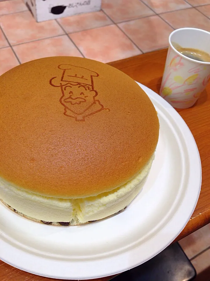 りくろーおじさんのチーズケーキ 焼き立てほやほや❗️ イートインします🙏|ゆーりんさん