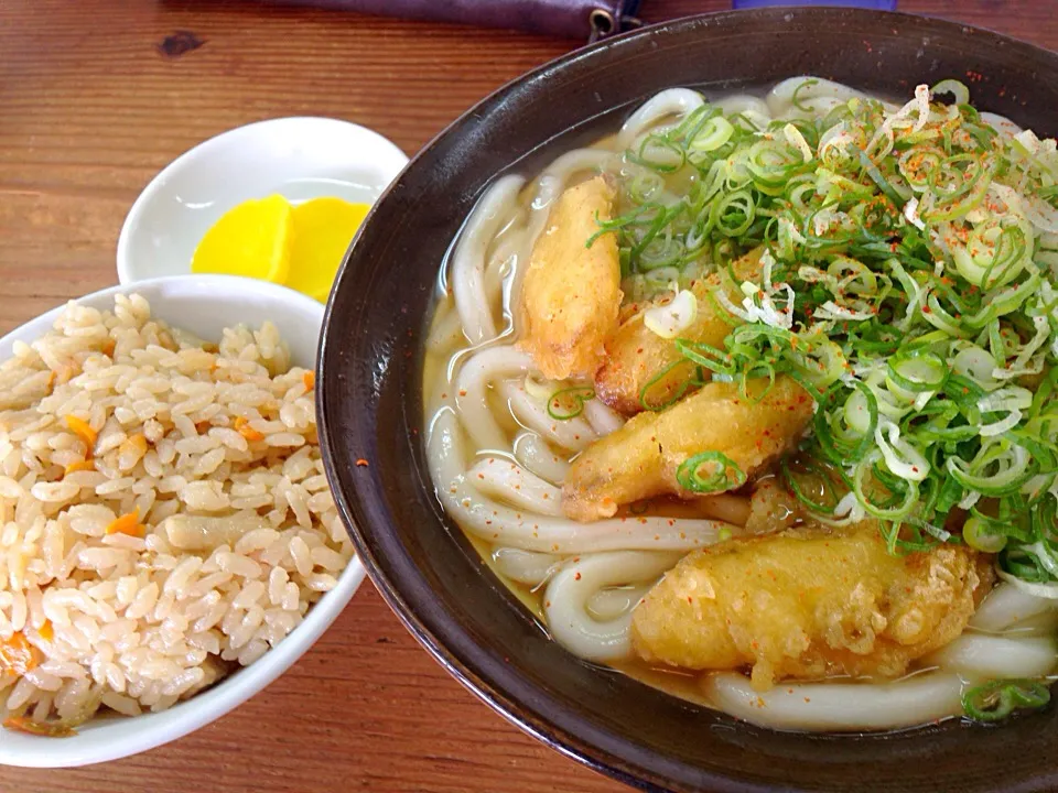 Snapdishの料理写真:牧のうどん ごぼ天うどんとかしわごはん|Kouji  Kobayashiさん