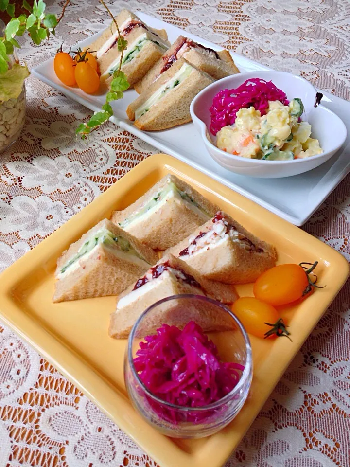 昨日の茶色ミルク角食パンで 胡瓜&チーズとクリチ&ベリージャムのサンドウィッチ❤️|Hollyさん