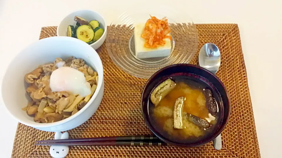 今日の昼食 豚丼、ズッキーニとなすの焼きマリネ、冷奴のキムチのせ、なすの味噌汁|pinknari🐰🌈さん