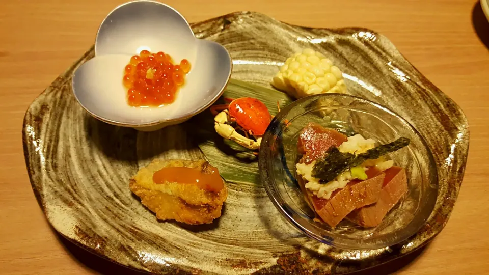 appetizer at #ginzawa.
salmon roe, deep fried spanish mackerel with miso, japanese baby river crab (sawagani), seared tuna with grated yam and soy, hokkaido swe|Evon Hawさん