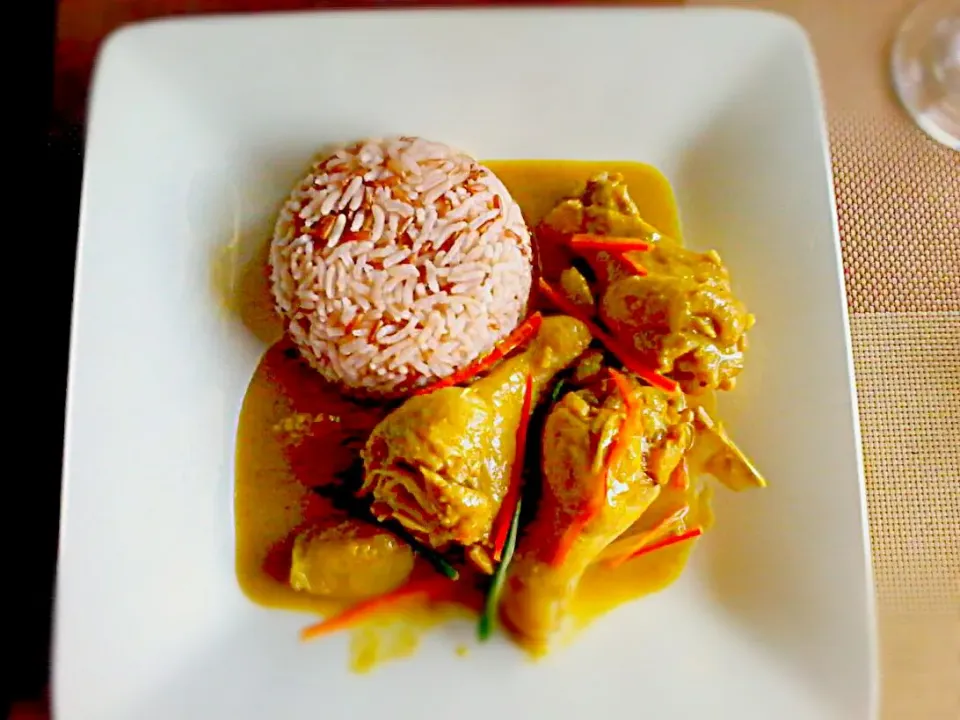 Snapdishの料理写真:Thai Chicken Curry served with Brown Rice ( w/ Thai Eggplant Lemon Grass Chillies Galangal Kaffir Lime ) ✔|🌼 Pooja's Kitchenette 🌼さん