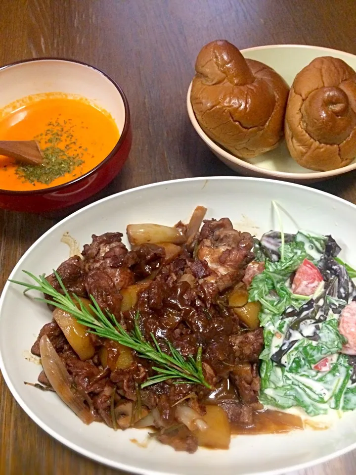 チキンの赤ワイン煮込み、ブルーチーズドレッシングサラダ、人参とパプリカの冷たいスープ
Red wine stew of chicken, Blue cheese dressing salad,Cold soup of carrot and paprika|Hiroさん