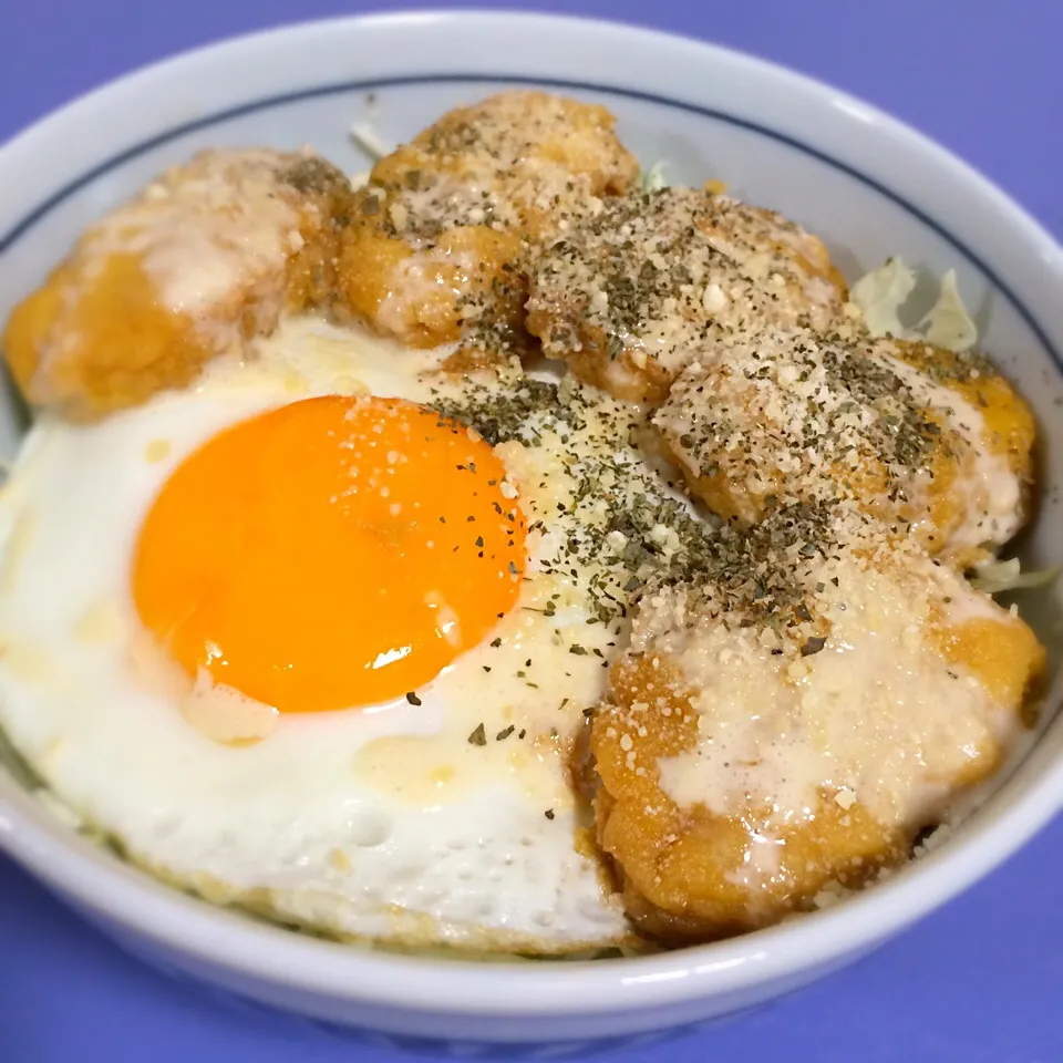 チキン南蛮丼
セブンのナゲットにさっき作ったシーザードレッシングにパルメザンチーズとバジル|Hiroya Fujiiさん