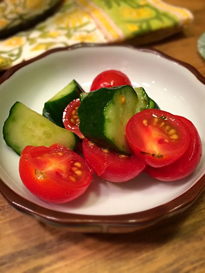 キュウリの浅漬けにミニトマトを胡麻油で|Tomomiさん