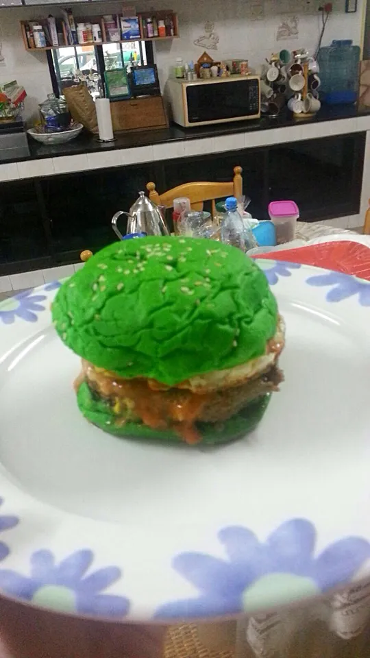 Yes you're seeing right. The burger is green|SJさん