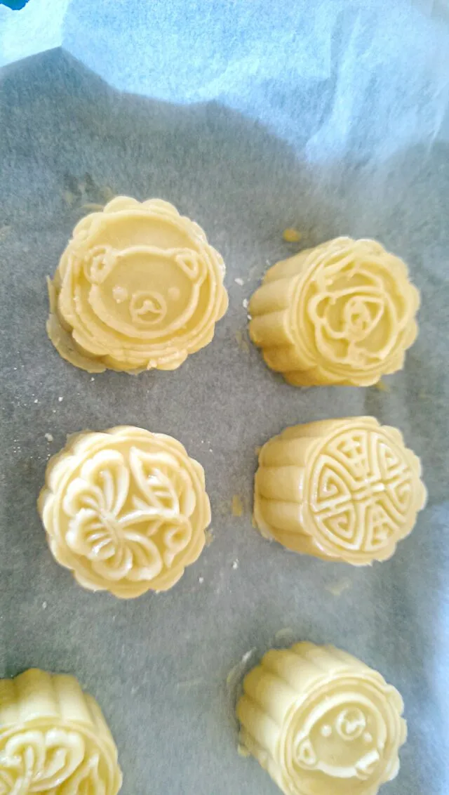 Moon cake with egg yolk filling|Vivian Wangさん